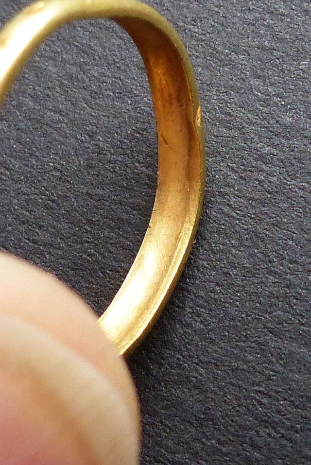 Gold ring - 4 - 640 x 480.jpg