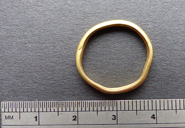 Gold ring - 5 - 640 x 480.jpg