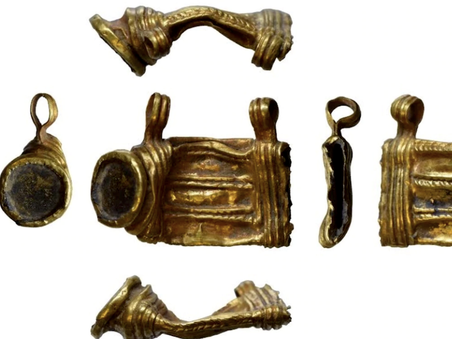 Gold Roman amulet case.png