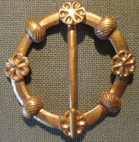 goldbrooch-thumb-200x204.jpg